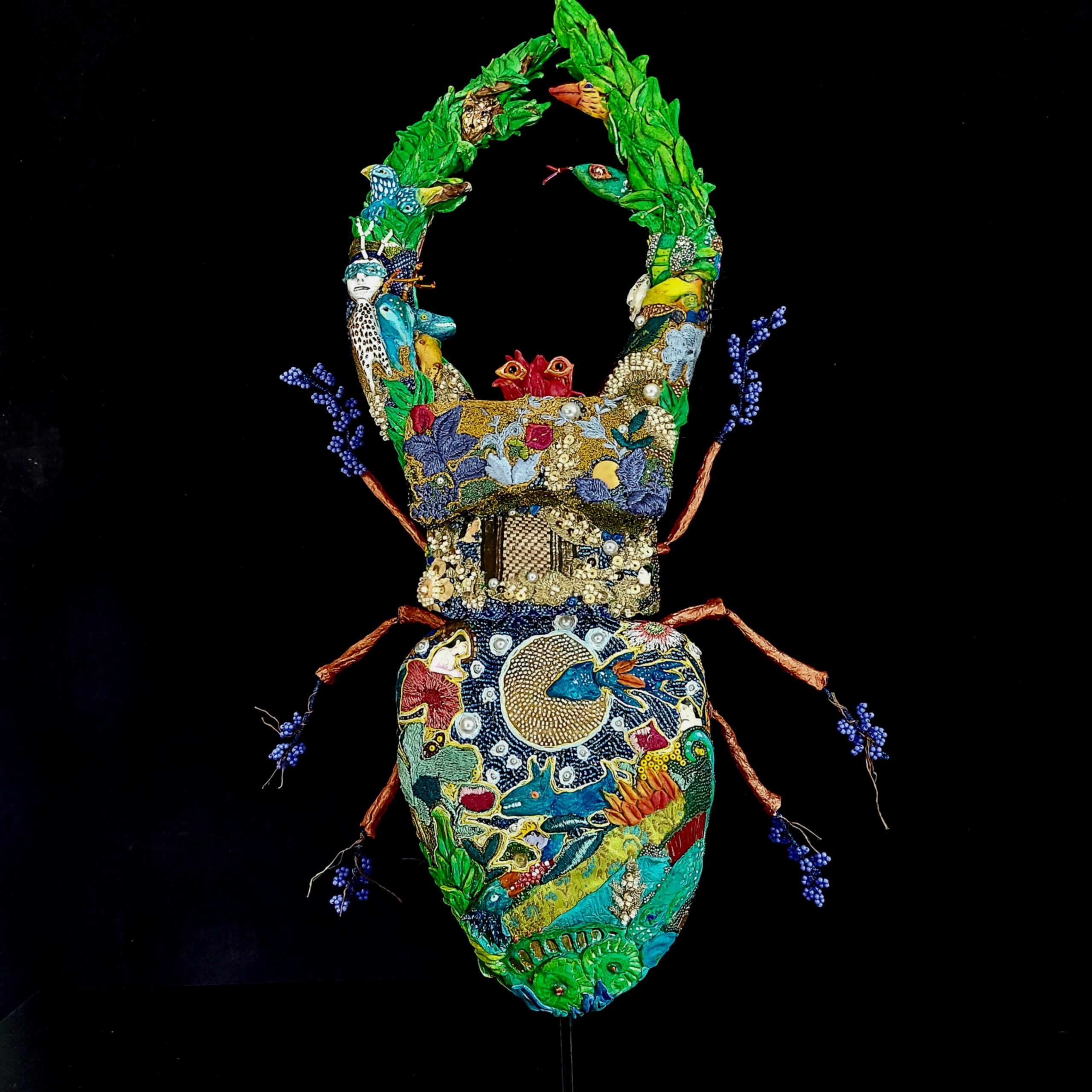 Martha ARANGO - LE FOYER 64 x35 x10 cm Modelage de pâte en ouate de cellulose, collage à la cire des divers materiaux